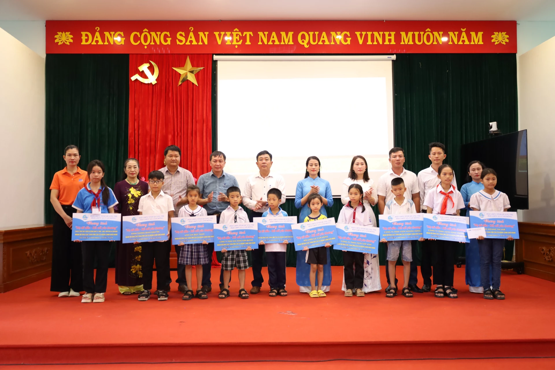 Các mạnh thường quân nhận đỡ đầu các em mồ côi cha hoặc mẹ tại chương trình “Mẹ đỡ đầu - Kết nối yêu thương”. Ảnh: Quang Ngọc