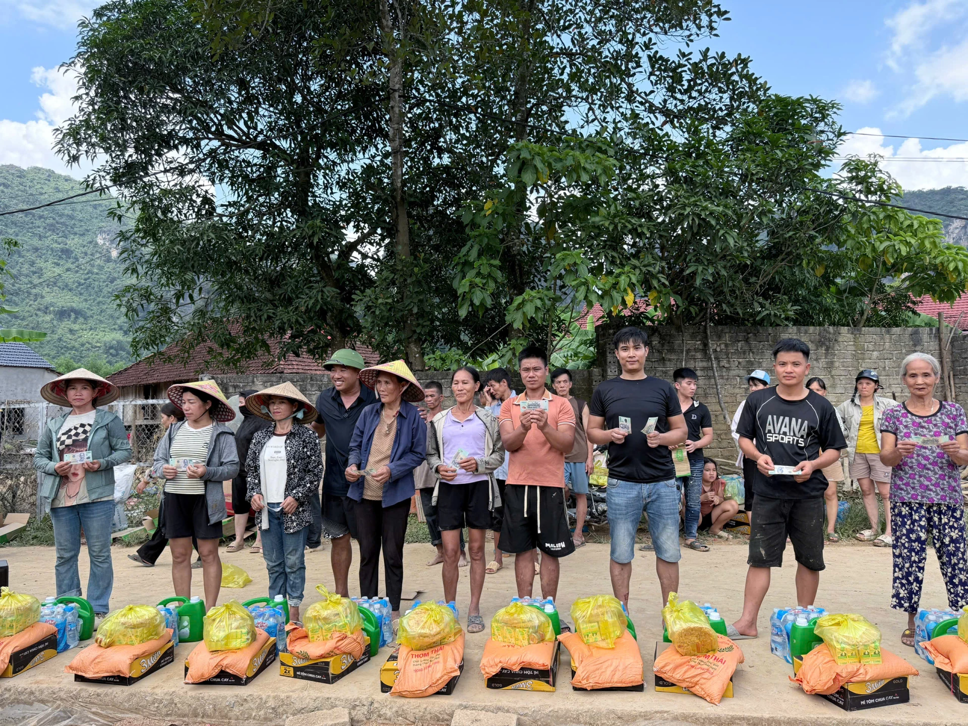 Nhóm thiện nguyện xã Phong Nha trao gần 1.000 suất quà cho người dân vùng lũ Lạng Sơn - Ảnh: QV