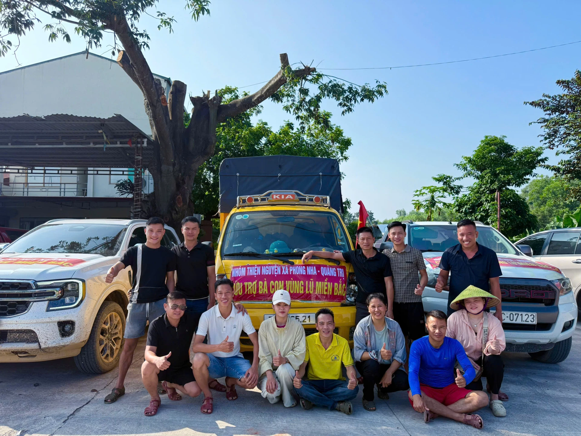 Nhóm thiến nguyện đã vượt hơn 570km từ xã Phong Nha, tỉnh Quảng Trị để trực tiếp trao quà cho người dân - Ảnh: QV