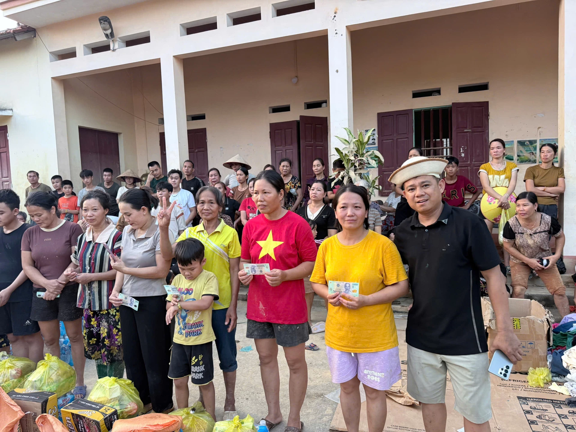 Tổng trị giá các phần quà được trao gần 400 triệu đồng - Ảnh: QV