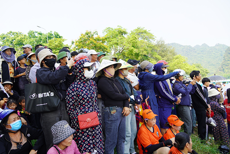 Lễ hội đua thuyền truyền thống Bố Trạch thu hút đông đảo người dân tham gia cổ vũ.