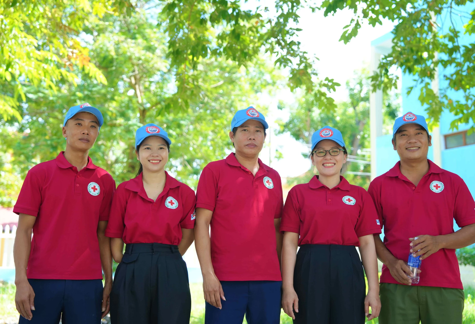 Niềm vui của các thành viên Đội ứng phó thiên tai và thảm họa Lệ Thủy là được giúp đỡ mọi người - Ảnh: Q.H