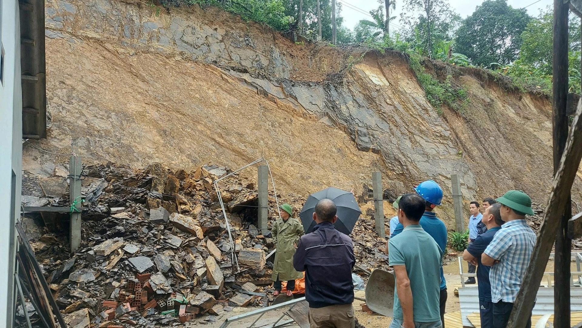 Một điểm có nguy cơ sạt lở tại thôn Thuận Tiến, xã Đồng Lê - Ảnh: Văn Tư