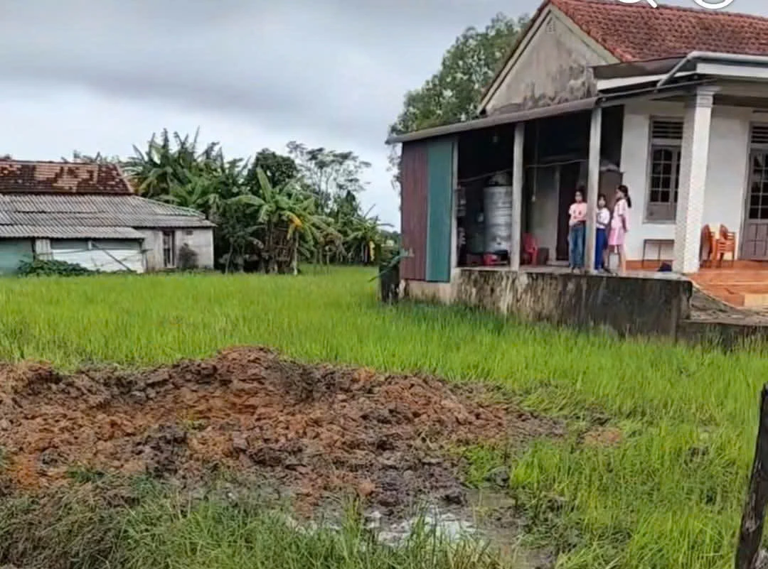 Hiện trường hố sâu trên ruộng lúa tại thôn Lệ Xuyên, xã Nam Cửa Việt, được cho là hậu quả của vụ nổ nghi do vật liệu nổ còn sót lại từ chiến tranh - Ảnh trích từ clip