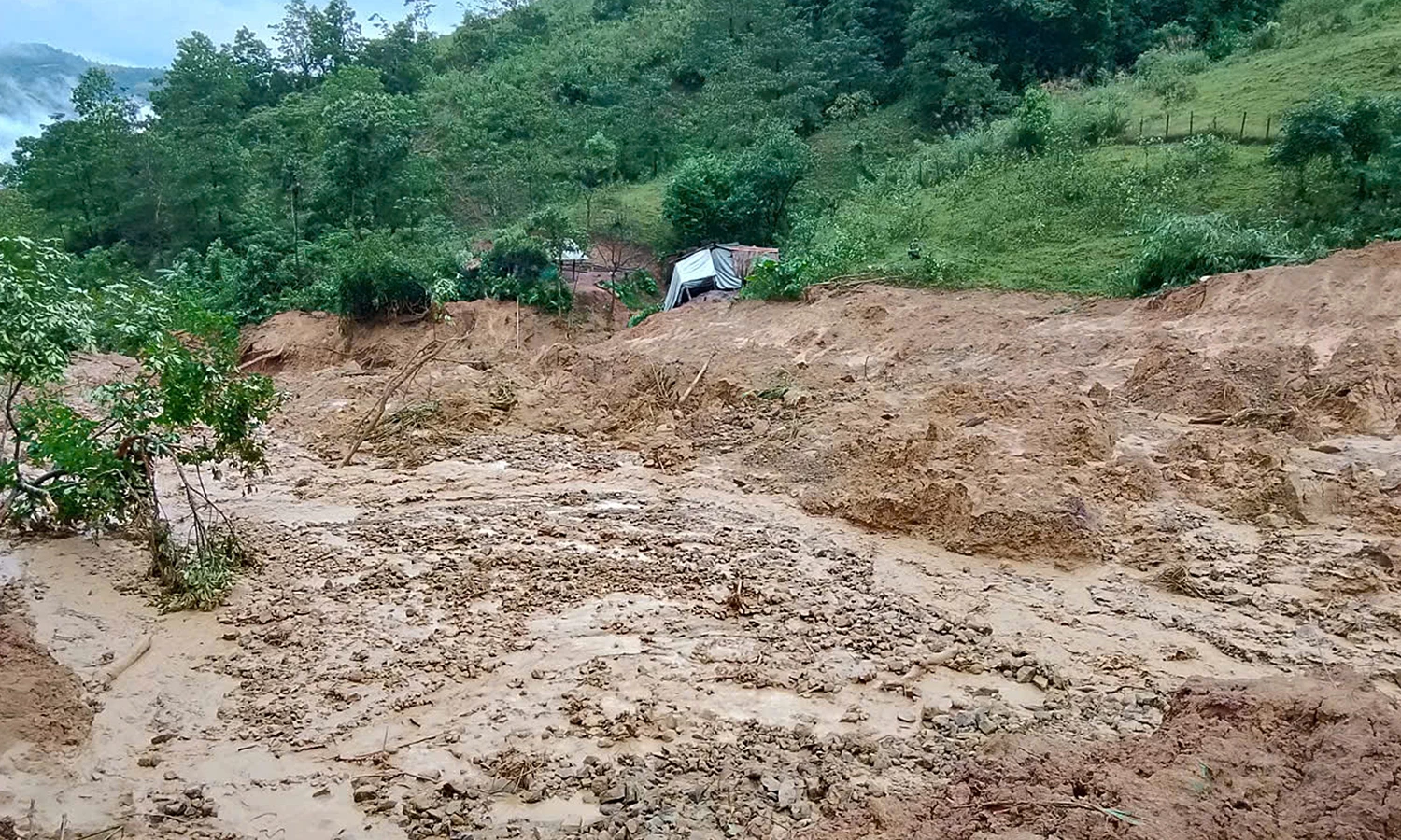 Sạt lở tại thôn Ra Ró, xã Tà Rụt.