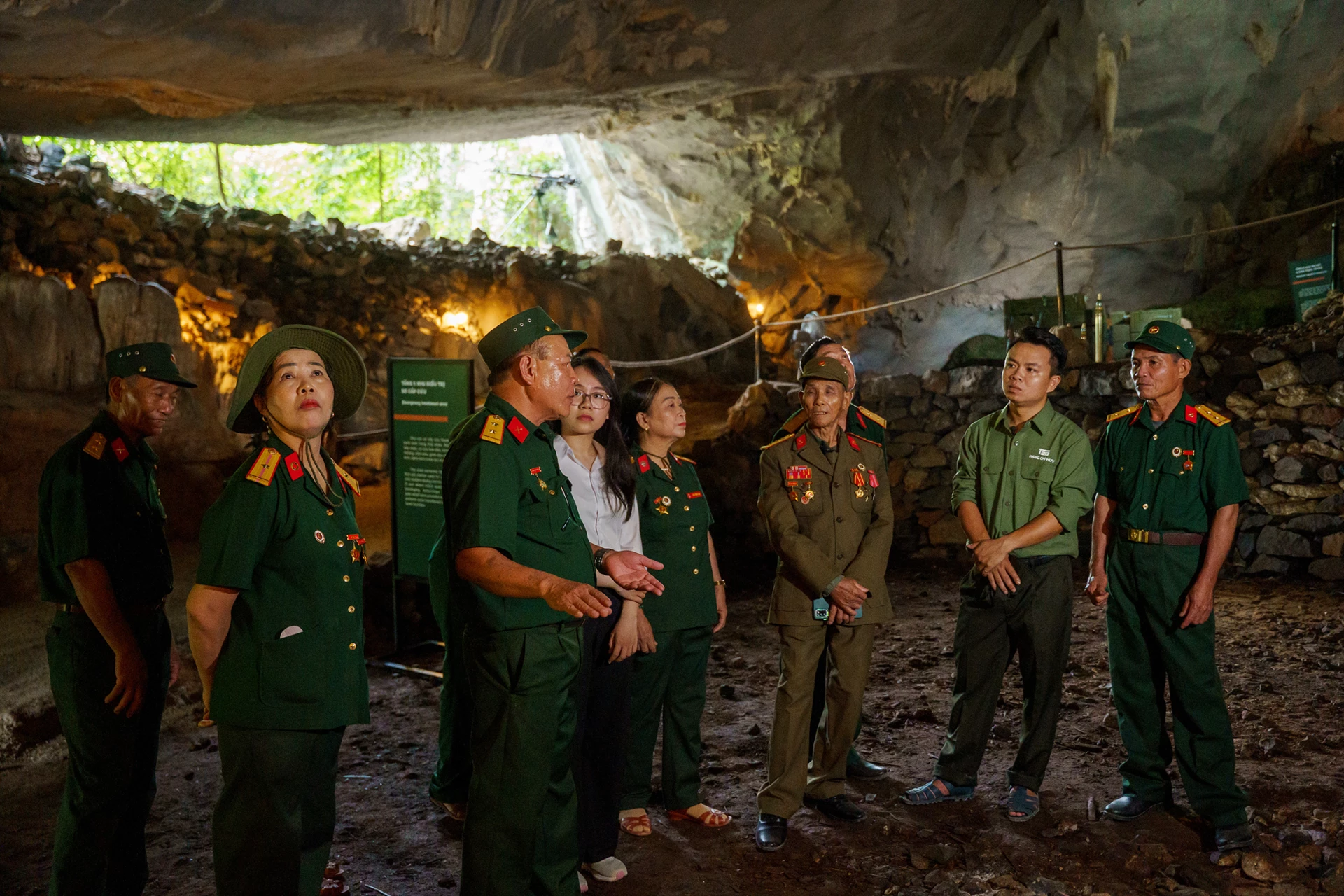 Các cựu chiến binh tham quan trong Hang Chỉ Huy- Ảnh: C.N