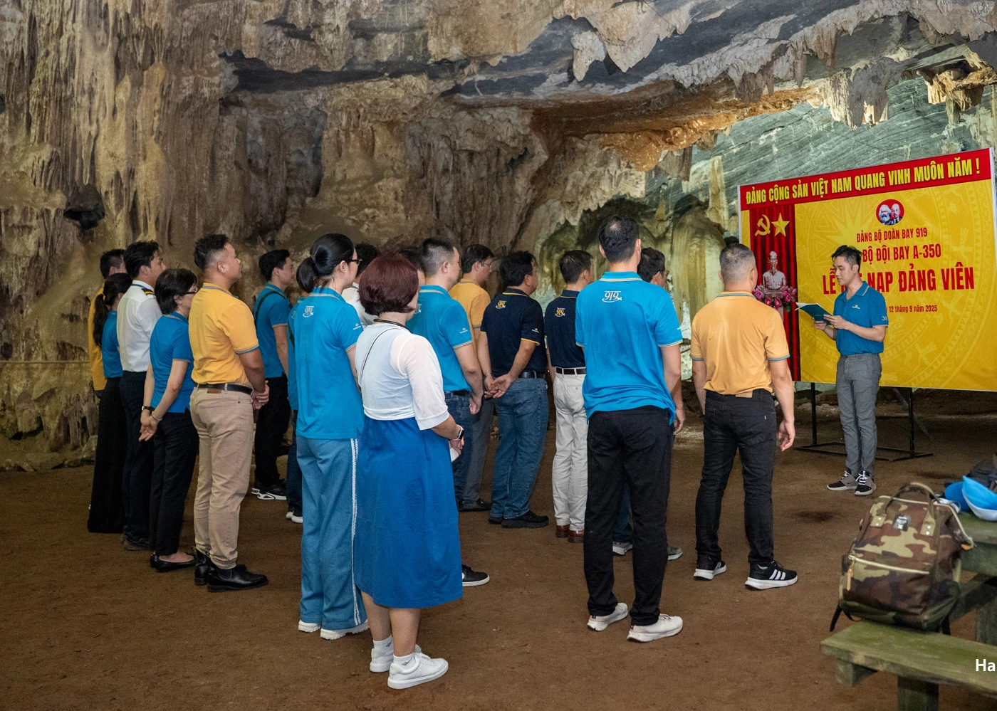 Đội bay A350 (Đoàn bay 919-Vietnam Airlines) tổ chức lễ kết nạp đảng viên tại Hang Chỉ Huy- Ảnh: C.N