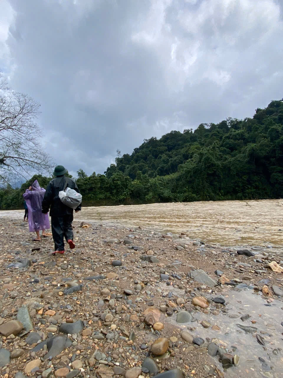 Các lực lượng chức năng tổ chức tìm kiếm chị Hồ Thị Một - Ảnh: N.H