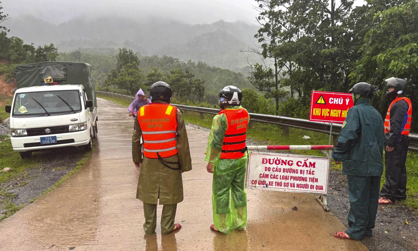 Nhiều tuyến đường giao thông tại Quảng Trị vẫn chìm trong nước, tê liệt hoàn toàn vào sáng ngày 02/11.