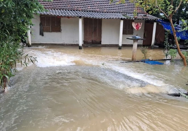 Khung cảnh nhiều ngôi nhà dân bị nhấn chìm trong nước lũ.