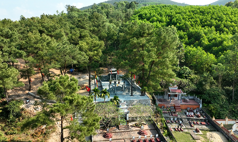 Khuôn viên lăng mộ Lãnh binh Mai Thượng.