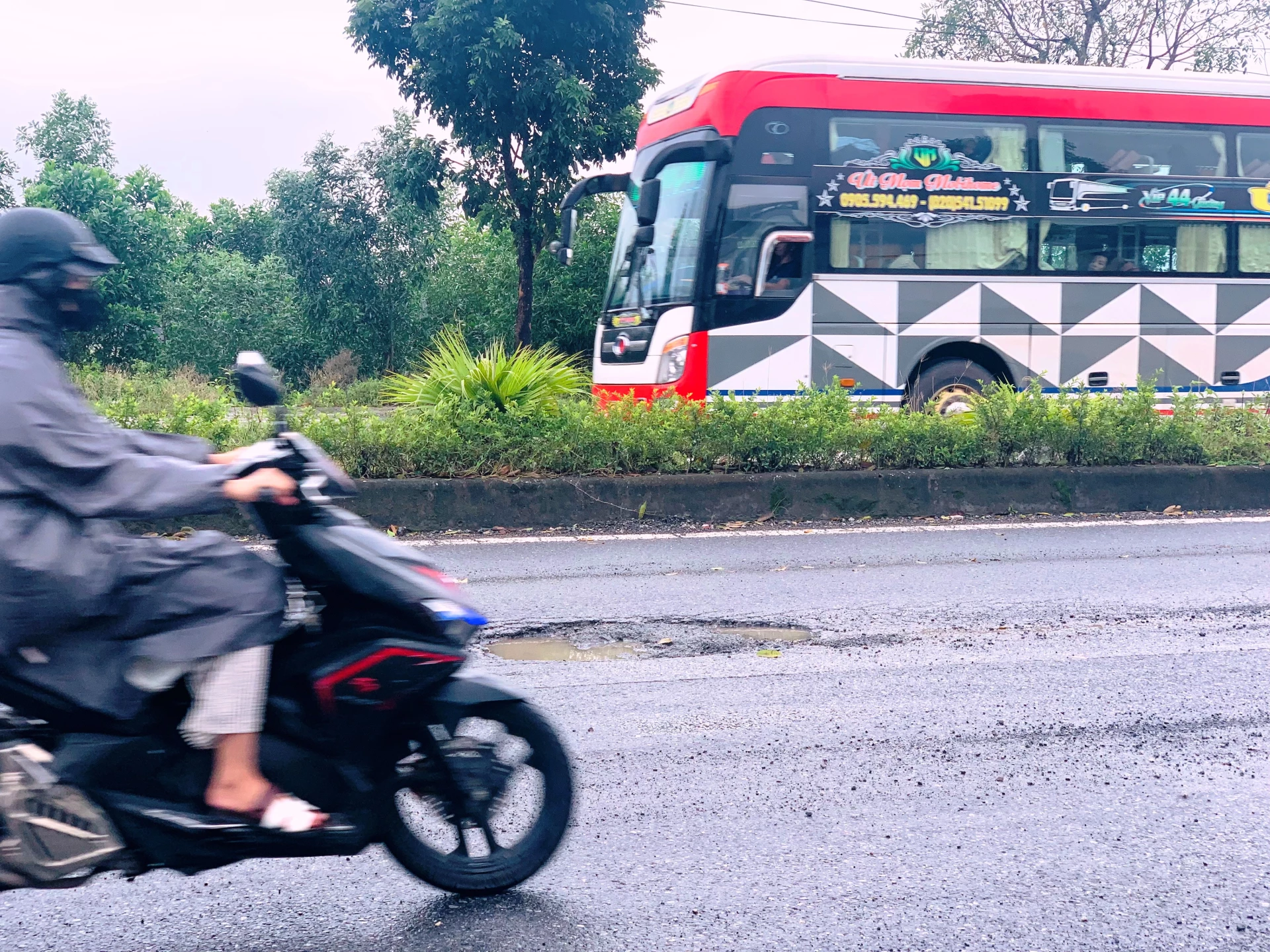 Một hố sâu tại đoạn qua thôn Phước Mỹ, xã Ái Tử - Ảnh: ĐV