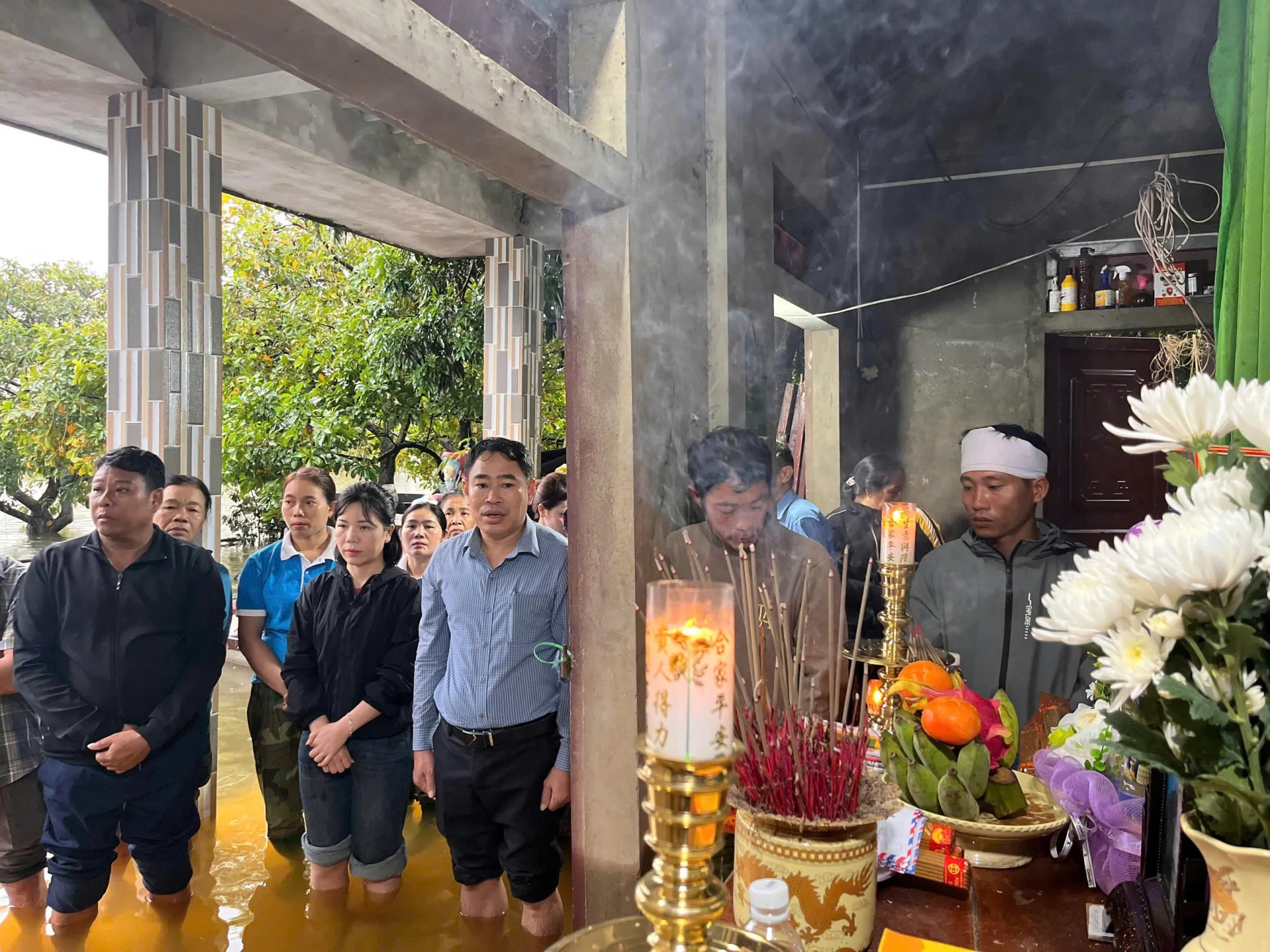 Lãnh đạo xã Cam Hồng thăm hỏi, động viên và chia sẻ cùng gia đình cháu B.N.Q.K. - Ảnh: N.H