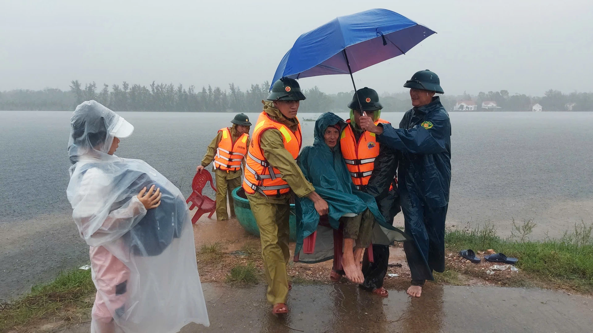 Đồn Biên phòng cửa khẩu Cảng Gianh di dời 1 hộ gia đình ở phường Bắc Gianh bị ngập lụt - Ảnh: H.N