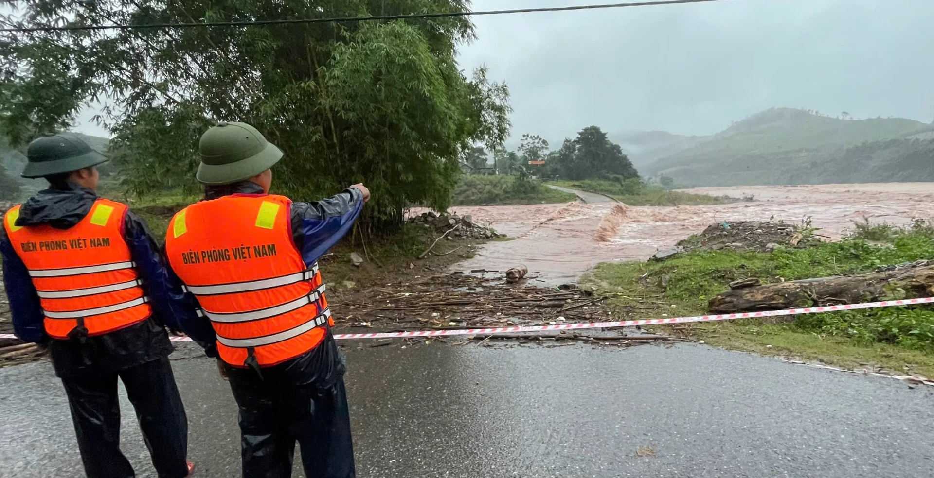 Lực lượng biên phòng chốt chặn tại các ngầm tràn bị ngập qua xã La Lay 