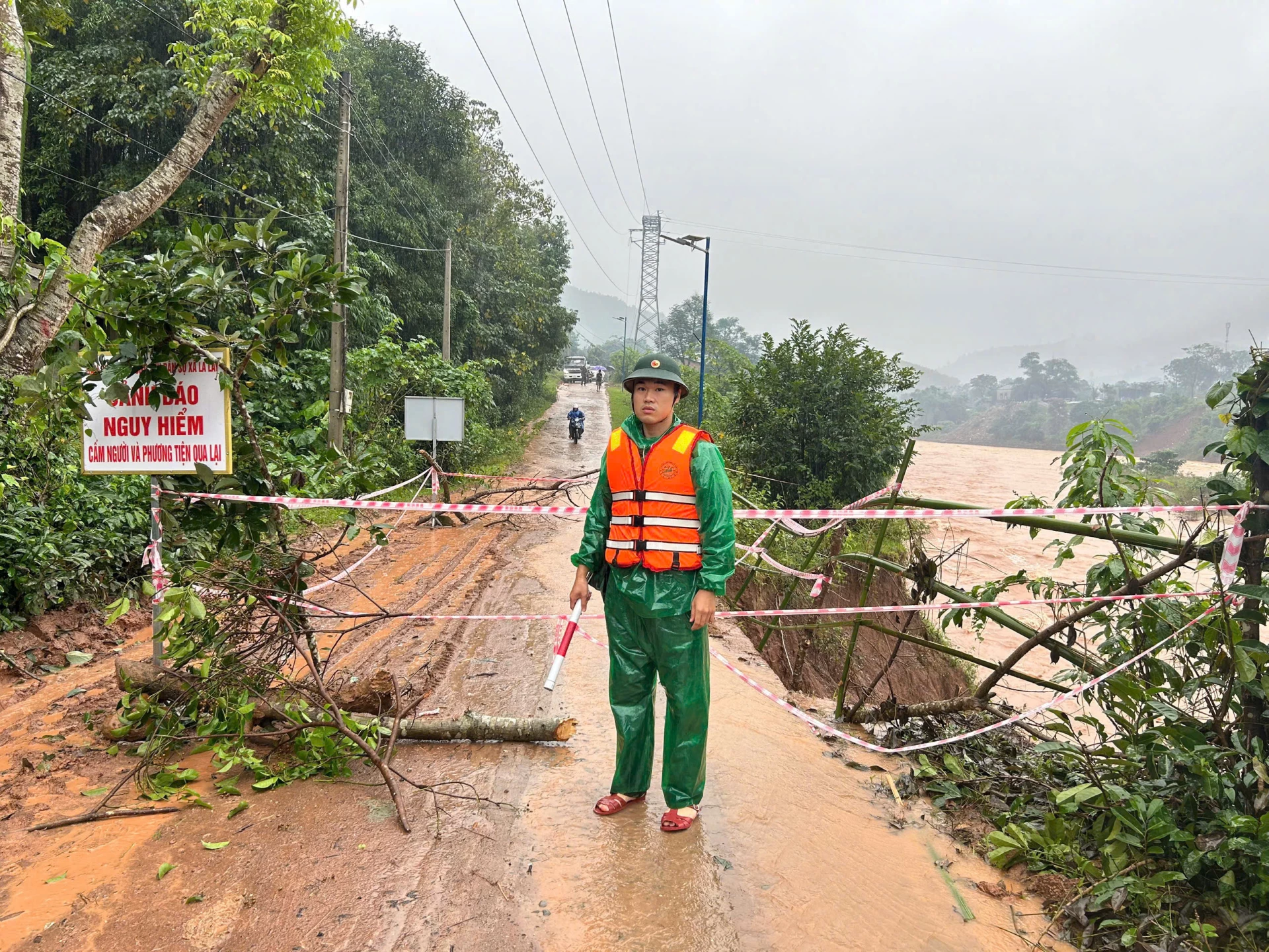 Mưa lớn khiến tuyến đường liên thôn tại xã La Lay bị sạt lở