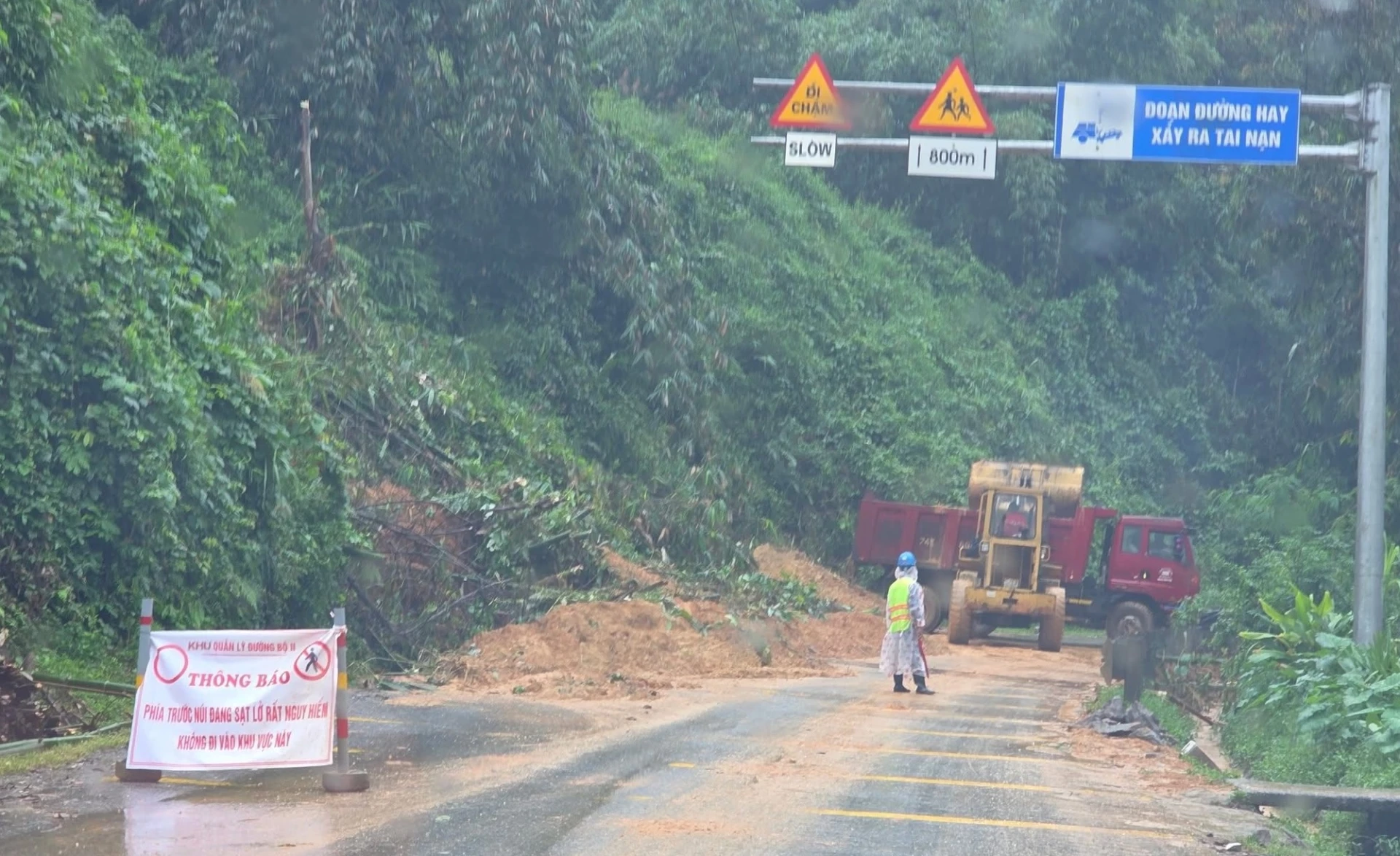 Lực lượng chức năng khẩn trương khắc phục xử lý 1 điểm sạt lở trên tuyến đường Hồ Chí Minh nhánh Tây lên Cửa khẩu quốc tế La Lay