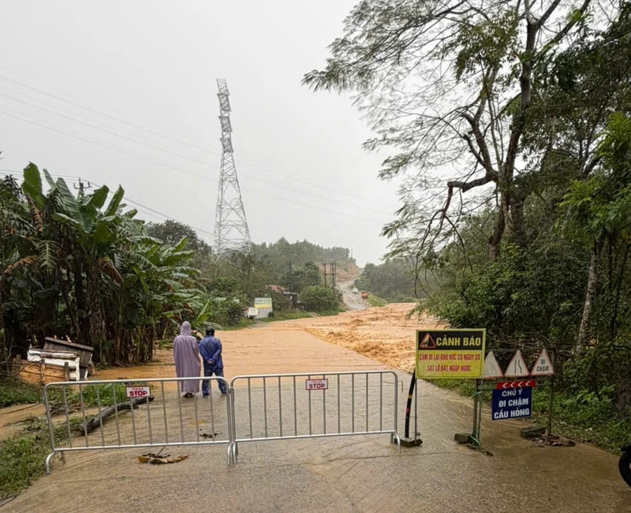 Lực lượng chức năng lập chốt chặn ngăn việc qua lại tại ngầm tràn thôn Ván Ri, xã Khe Sanh do bị ngập 