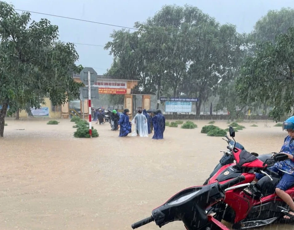 Để đảm bảo an toàn, nhiều trường học trên địa bàn xã Cam Lộ buộc cho học sinh nghỉ học và thông báo phụ huynh đón sớm do nguy cơ bị ngập lụt do mưa lớn