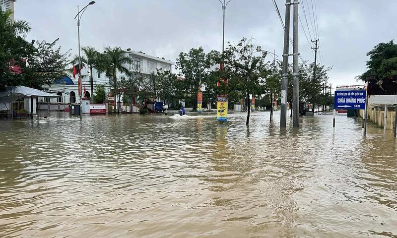 Nhiều tuyến đường giao thông ở xã Lệ Thủy bị ngập lụt.