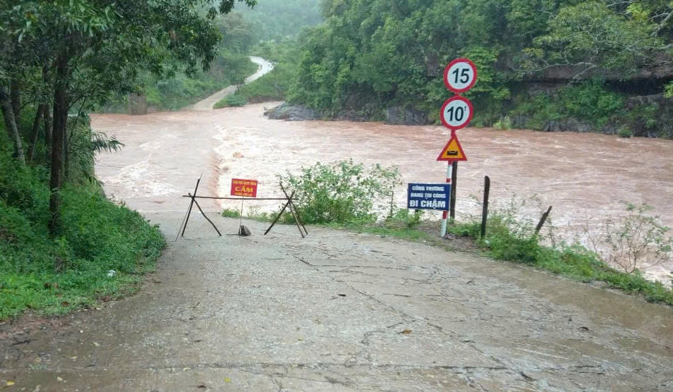 Chính quyền các địa phương tổ chức cắm biển cấm người dân qua lại tại các nơi ngập lụt.