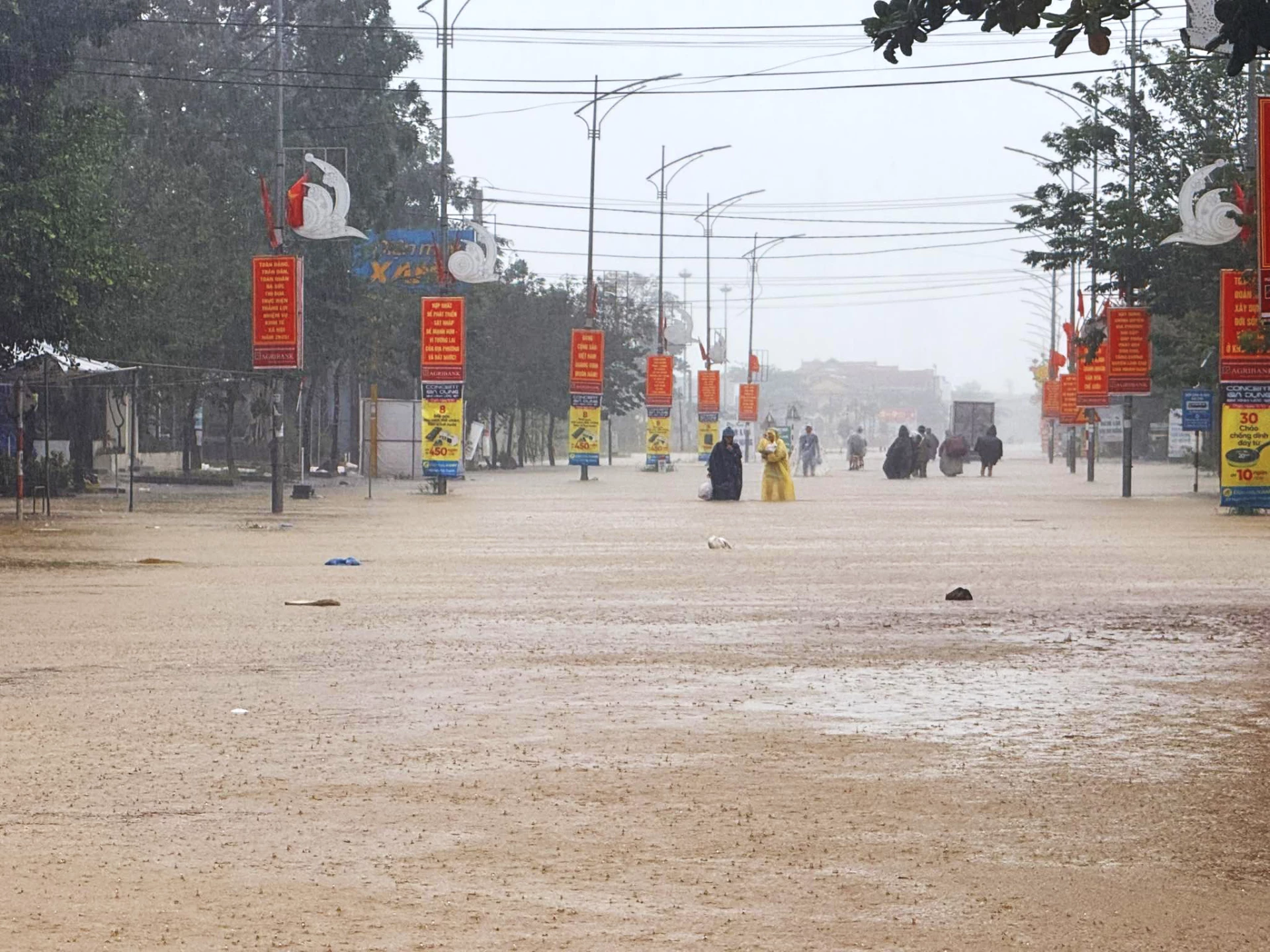 Các tuyến đường tại xã Lệ Thủy bị ngập nước - Ảnh: N.H