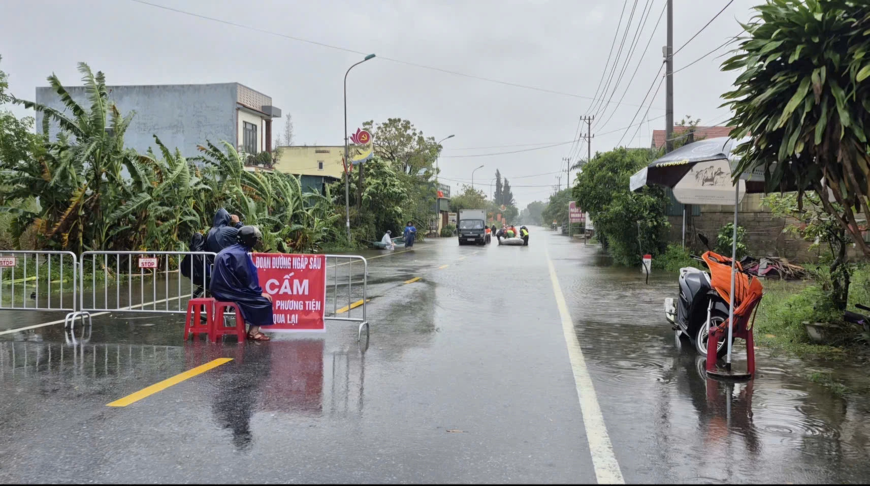 Tuyến quốc lộ 9C đoạn từ Cam Liên đi vào xã Lệ Thủy đã ngập nước, cơ quan chức năng cấm lưu thông - Ảnh: N.H