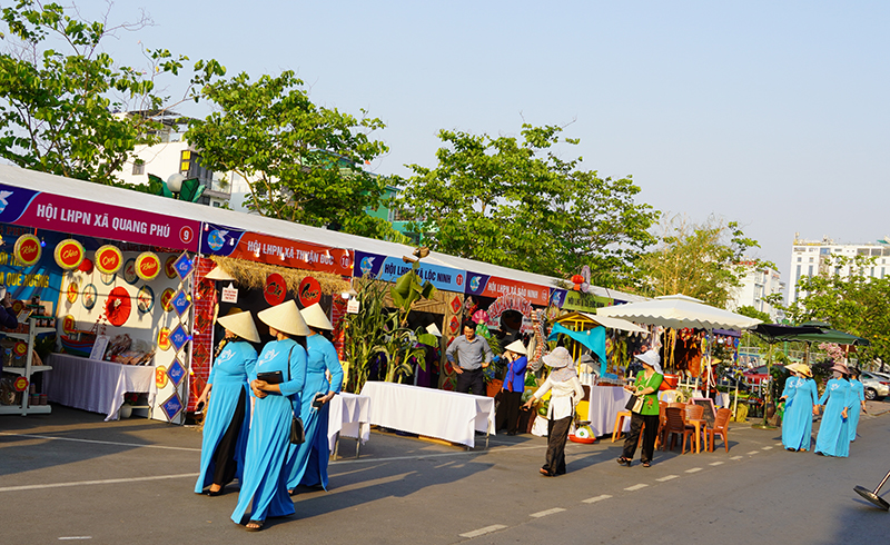 Không gian trưng bày gian hàng “Sản phẩm quê hương”.