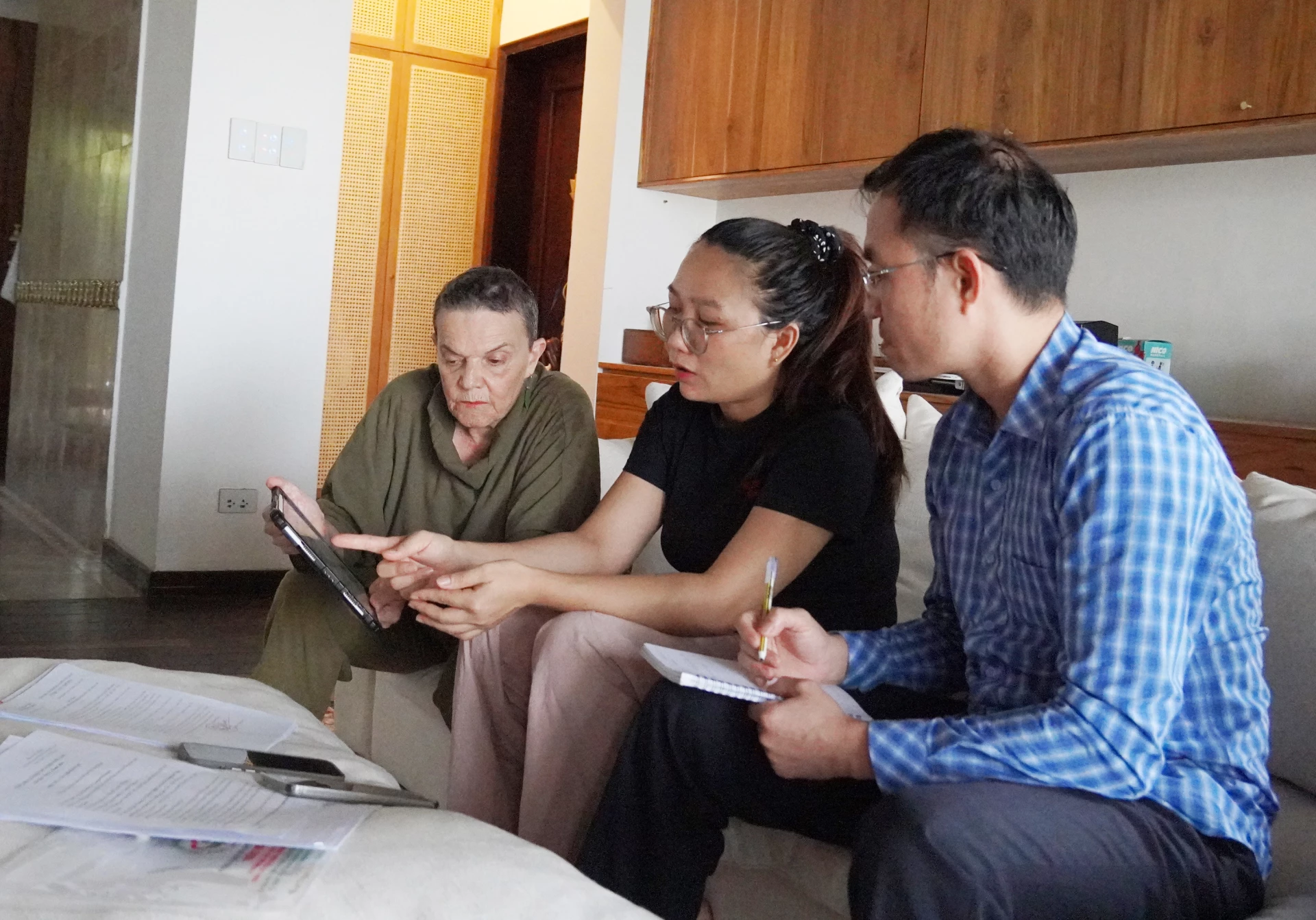 Bà Langevin Suzanne (ngoài cùng bên trái) đang chia sẻ thông tin với phóng viên Đài Phát thanh và Truyền hình Quảng Trị - Ảnh: D.C.H