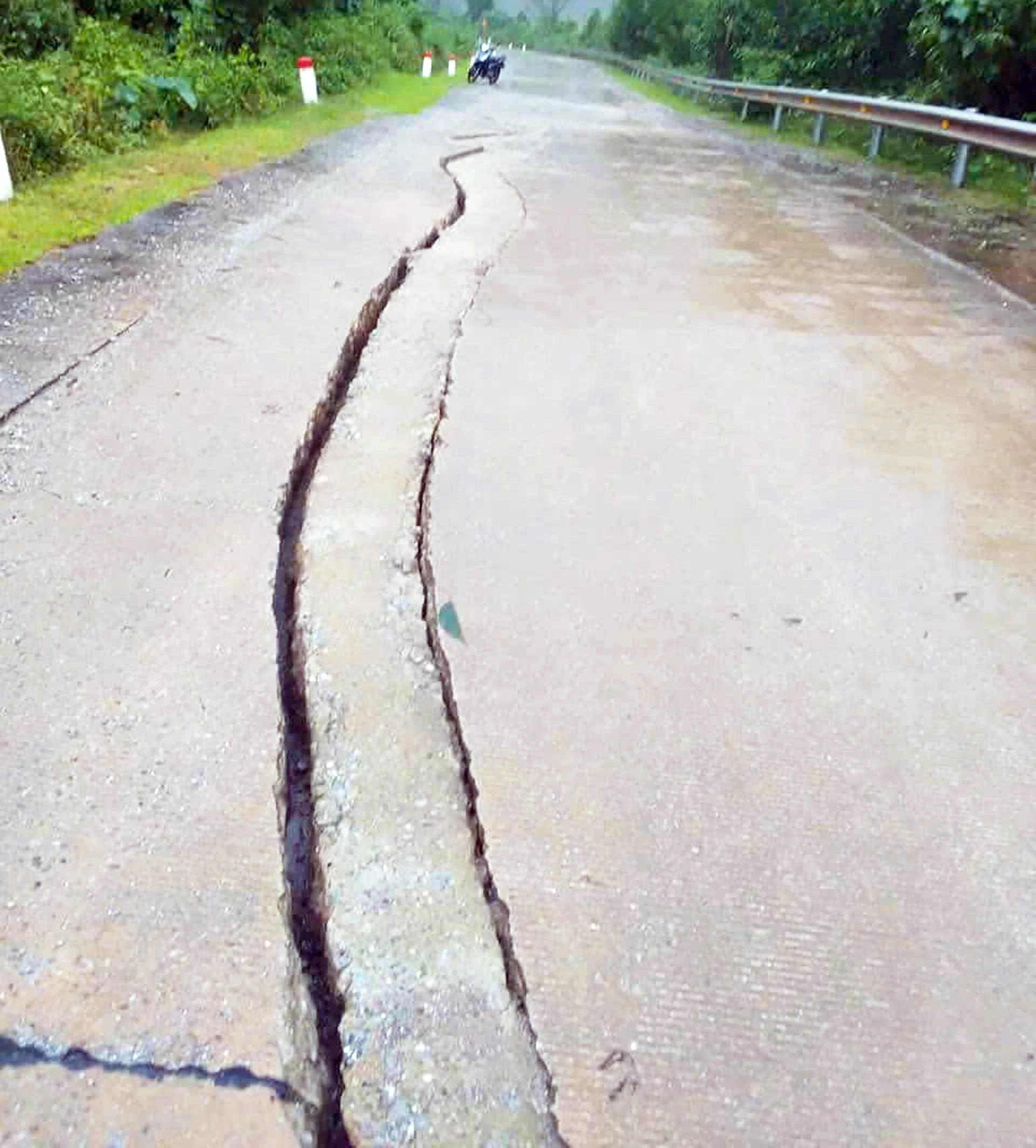 Hiện trạng vết nứt dài 40m, sâu 22cm trên tuyến đường Hồ Chí Minh nhánh Tây - Ảnh: CTV