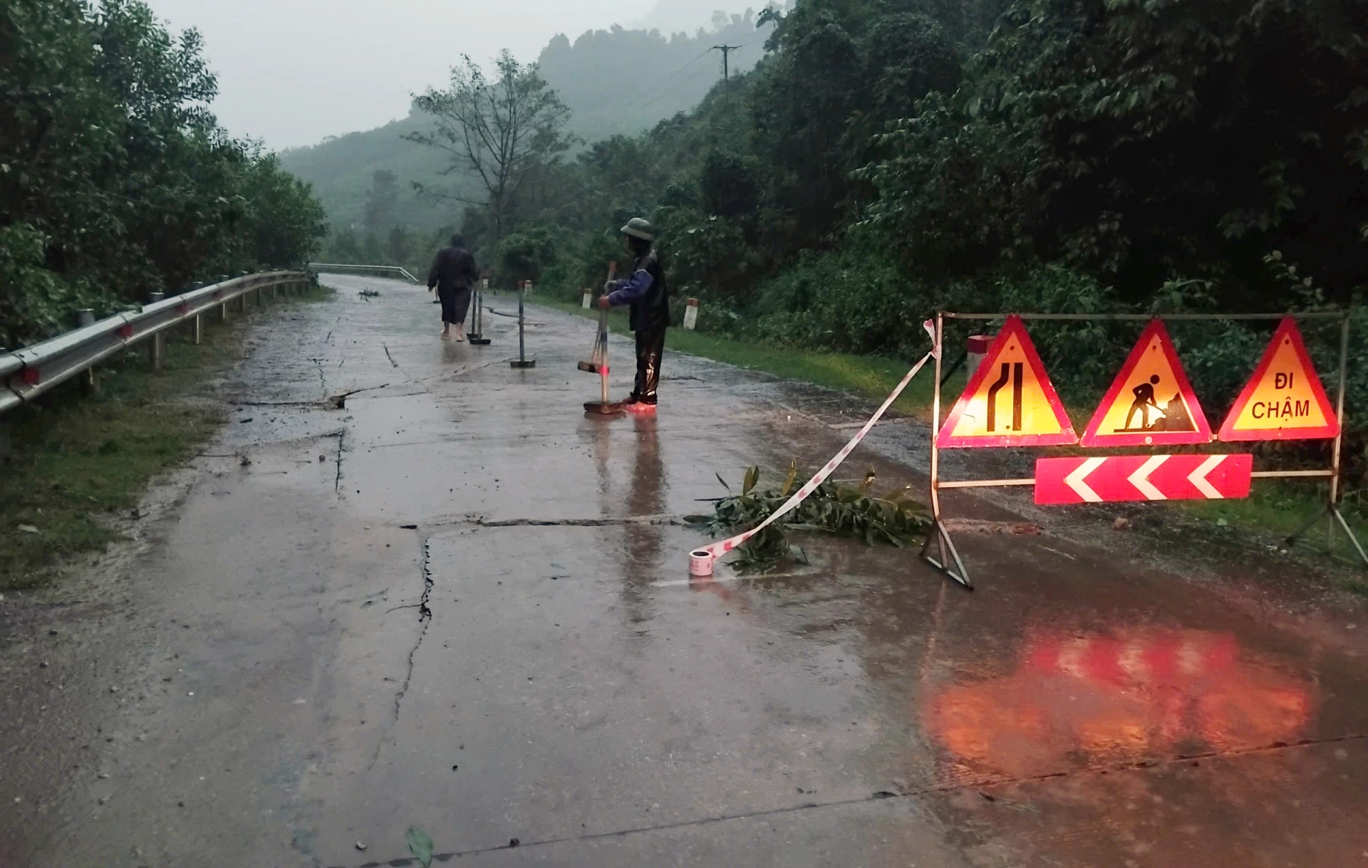 Hạt Quản lý đường bộ Trường Sơn đã khẩn trương lắp đặt rào chắn và biển cảnh báo nguy hiểm tại vị trí vết nứt.