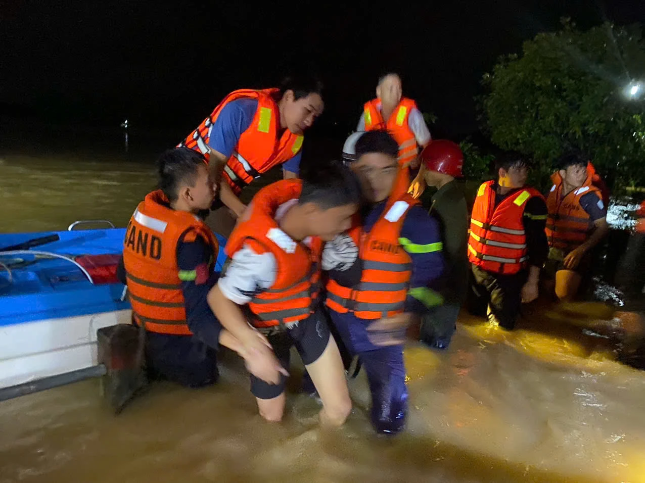 Lực lượng chức năng đưa những người ở xã Hiếu Giang bị mắc kẹt giữa dòng nước lũ trên sông Hiếu vào khu vực an toàn ngay trong đêm - Ảnh: CAQT
