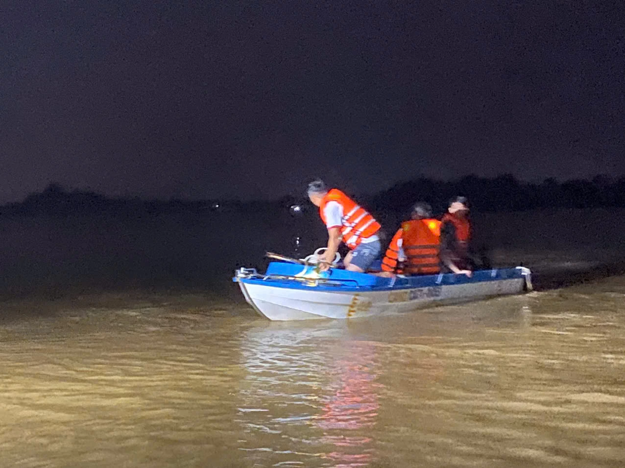 7 người dân xã Hiếu Giang mắc kẹt ở 3 vị trí khác nhau trên sông Hiếu đã được giải cứu an toàn - Ảnh: CAQT