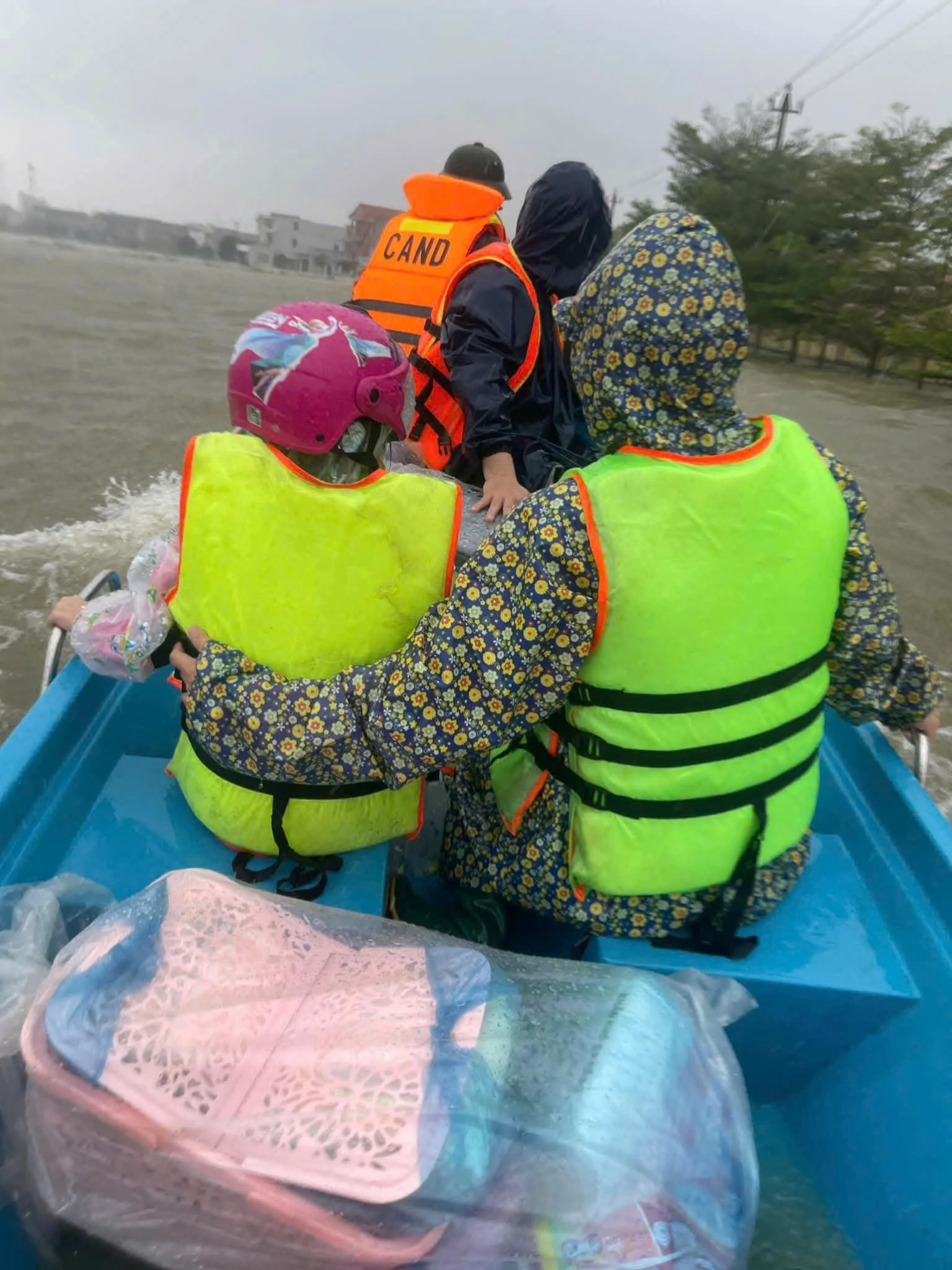 Công an xã Lệ Thủy vượt mưa lũ đưa sản phụ đến bệnh viện an toàn - Ảnh: N.H