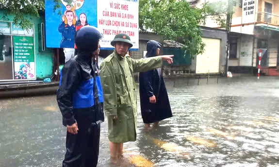 Tại các điểm ngập lụt luôn có lực lượng chức năng trực canh gác để bảo đảm an toàn.