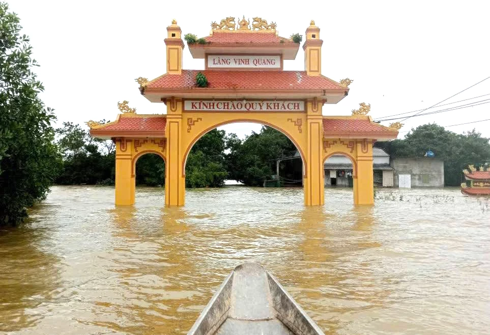 Hình ảnh: Thôn Vinh Quang, xã Lệ Ninh bị cô lập hoàn toàn do mưa lũ.