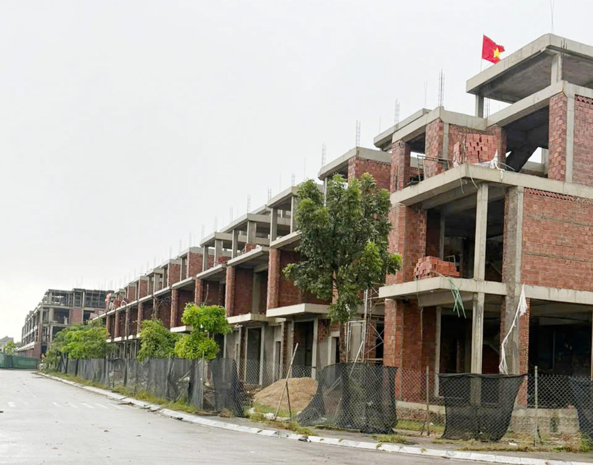 Tính đến thời điểm thanh tra, Dự án đã hoàn tất hệ thống hạ tầng kỹ thuật và đang triển khai xây dựng nhà ở thương mại trên 51 lô đất, tổng diện tích hơn 9.901m2. Ảnh: B.T