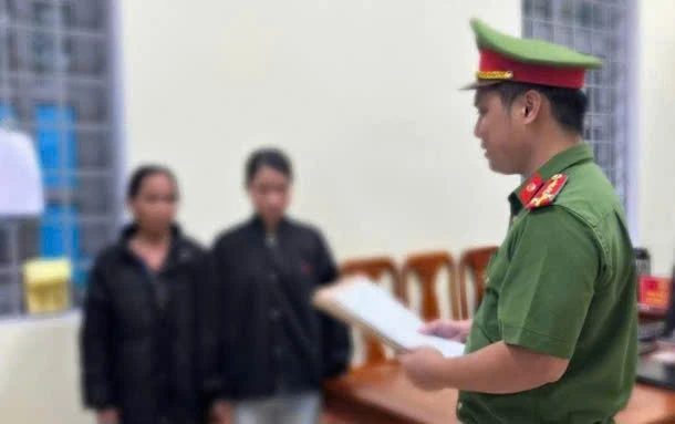 Lực lượng công an khởi tố vụ án, khởi tố bị can 2 phụ nữ có hành vi gây rối trật tự công cộng, cản trở xe vận chuyển thiết bị điện gió - Ảnh: CAQT