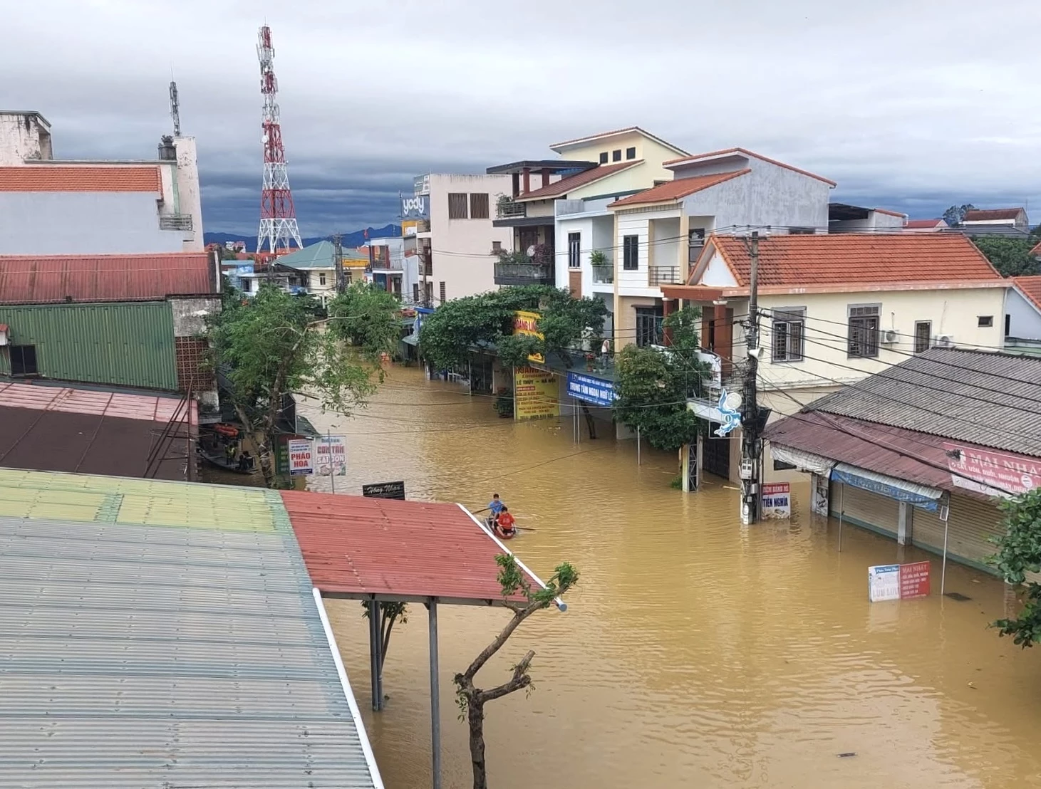 Đến sáng ngày 5/11, nhiều tuyến đường giao thông tại xã Lệ Thủy vẫn còn ngập lụt.