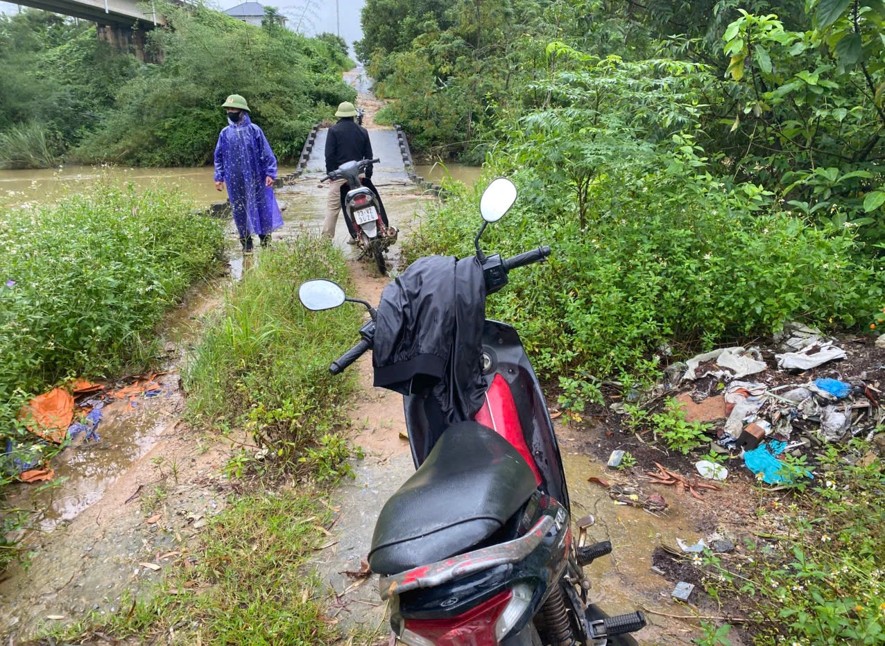 Chiếc xe mô tô của Nguyễn Đức Hoàng được tìm thấy tại khu vực cầu Gãy (xã Nam Trạch)-Ảnh: C.T.V