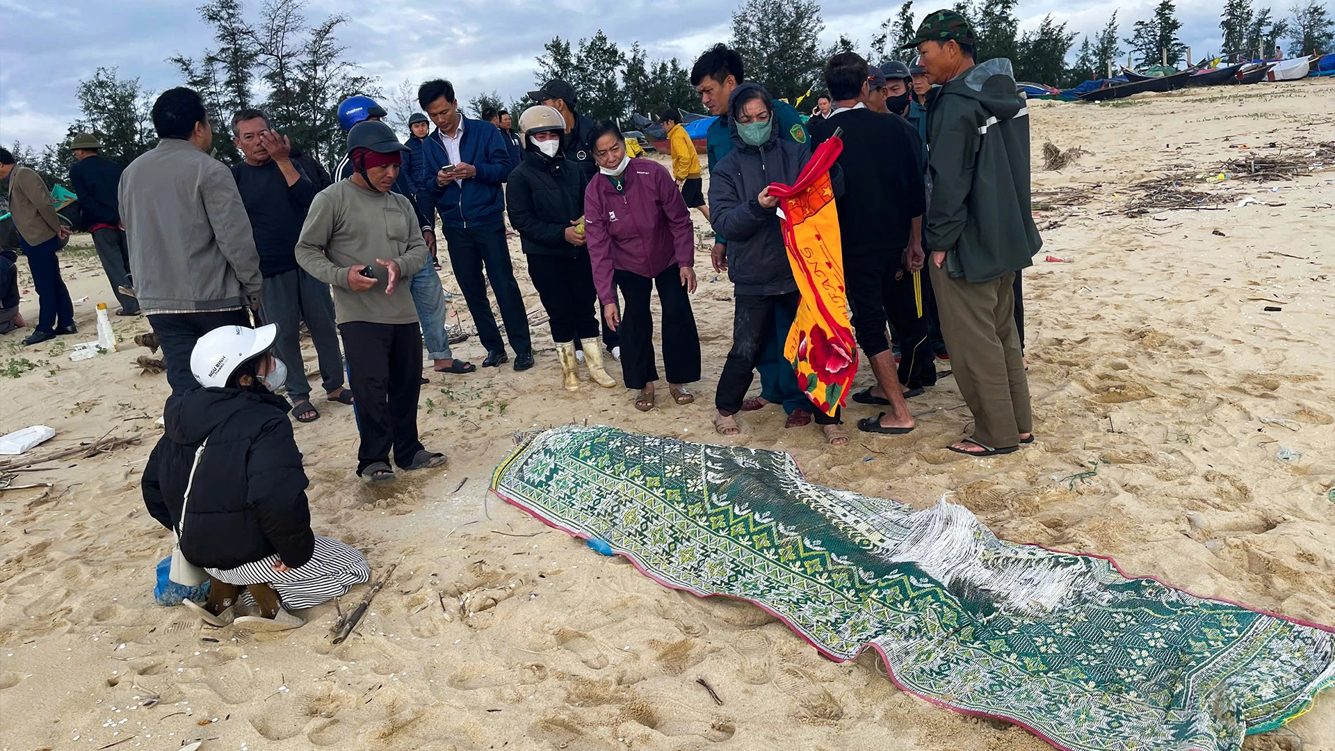 Thi thể nạn nhân P.Q.H. trôi dạt vào bãi biển phường Bắc Gianh - Ảnh: T.H