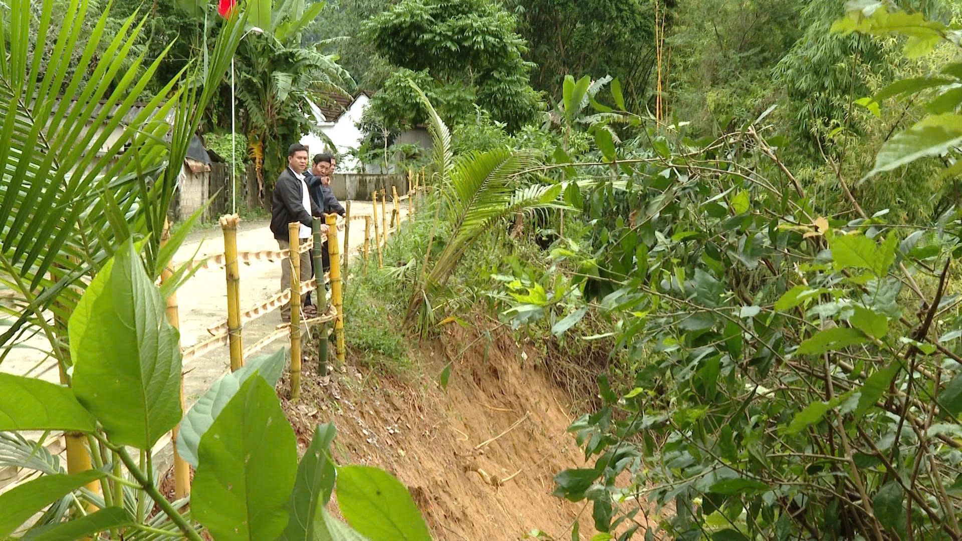 Sạt lở qua địa bàn thôn Thanh Sen 1, xã Phong Nha ảnh hưởng đến đời sống người dân - Ảnh: QV