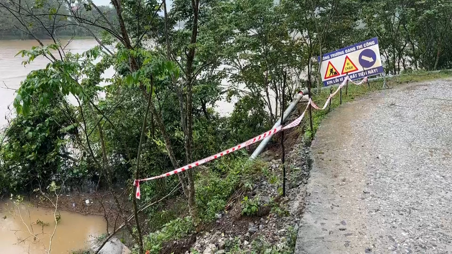 Theo thống kê trên địa bàn xã Phong Nha xuất hiện 9 điểm sạt lở do mưa lũ - Ảnh: QV