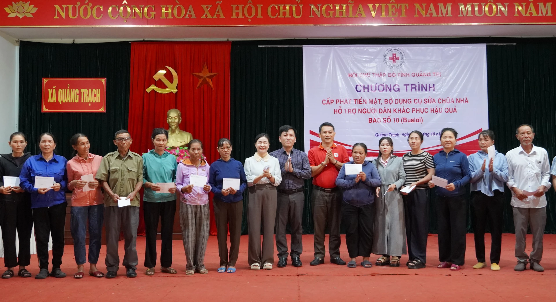 Hội Chữ thập đỏ tỉnh Quảng Trị trao tiền hỗ trợ cho người dân bị ảnh hưởng bởi bão số 10 tại xã Quảng Trạch - Ảnh: N.H