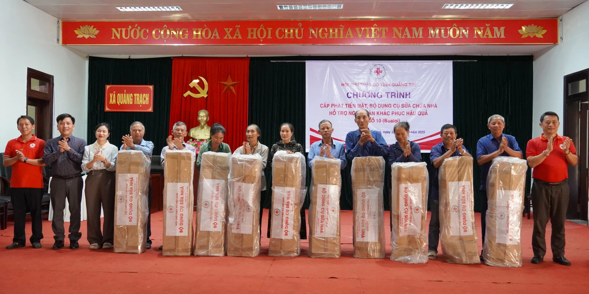 Hội Chữ thập đỏ tỉnh Quảng Trị trao bộ dụng cụ sửa nhà cho người dân bị ảnh hưởng bởi bão số 10 tại xã Quảng Trạch - Ảnh: N.H