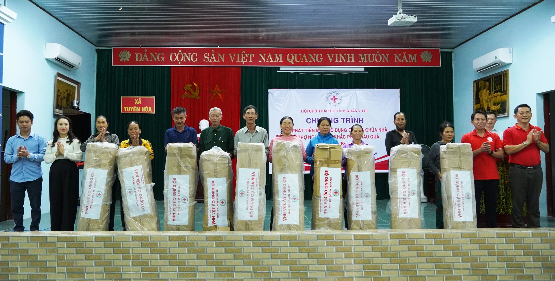Hội Chữ thập đỏ tỉnh Quảng Trị trao bộ dụng cụ sửa nhà cho người dân bị ảnh hưởng bởi bão số 10 tại xã Tuyên Hoá - Ảnh: N.H