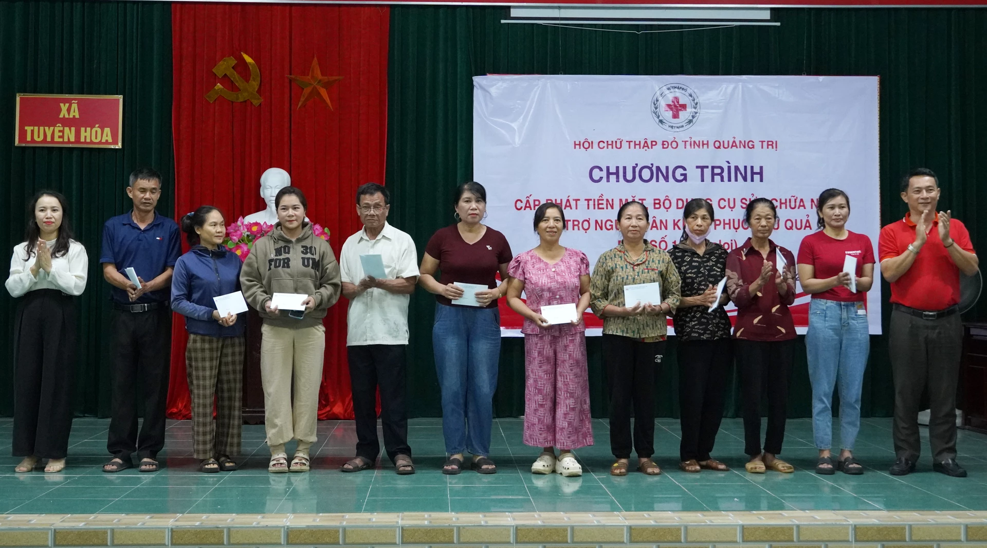 Hội Chữ thập đỏ tỉnh Quảng Trị trao tiền cho người dân bị ảnh hưởng bởi bão số 10 tại xã Tuyên Hoá - Ảnh: N.H