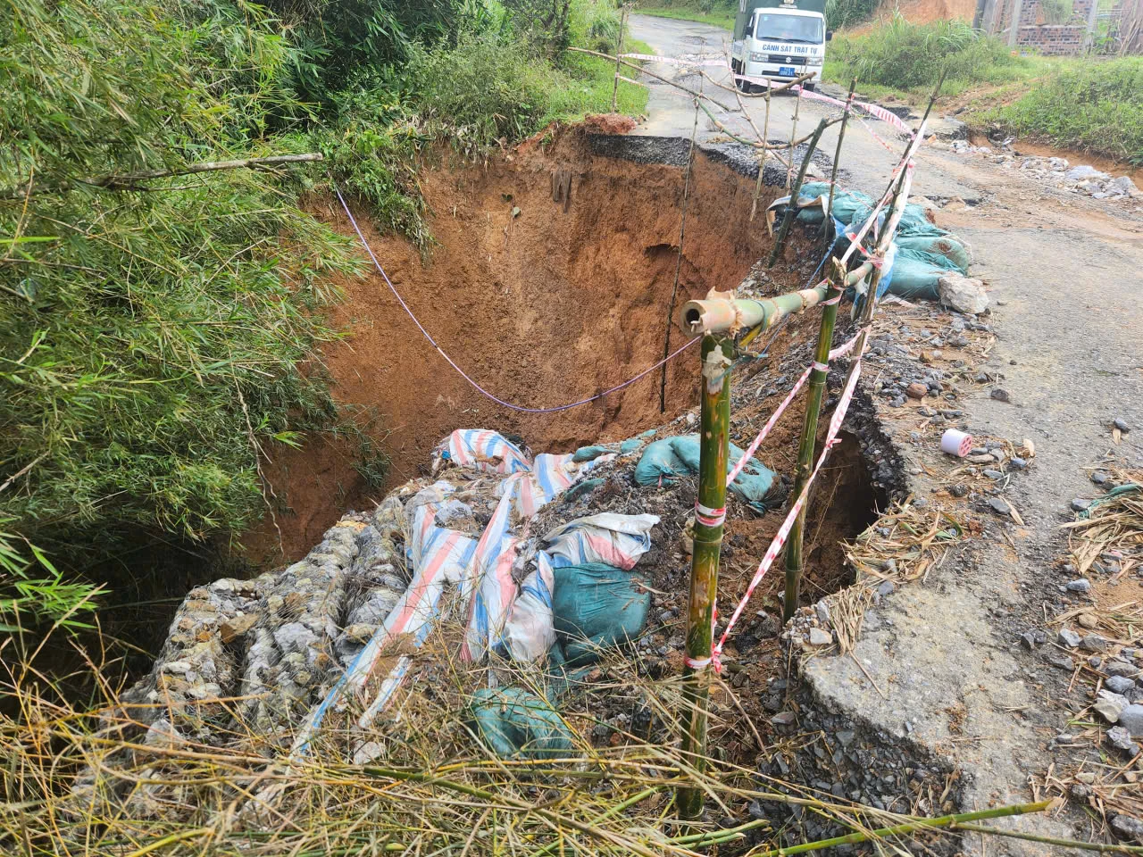 Trên Tỉnh lộ 587 hiện có 4 điểm sạt lở lấn sâu lòng đường khiến giao thông đi lại khó khăn - Ảnh: L.T