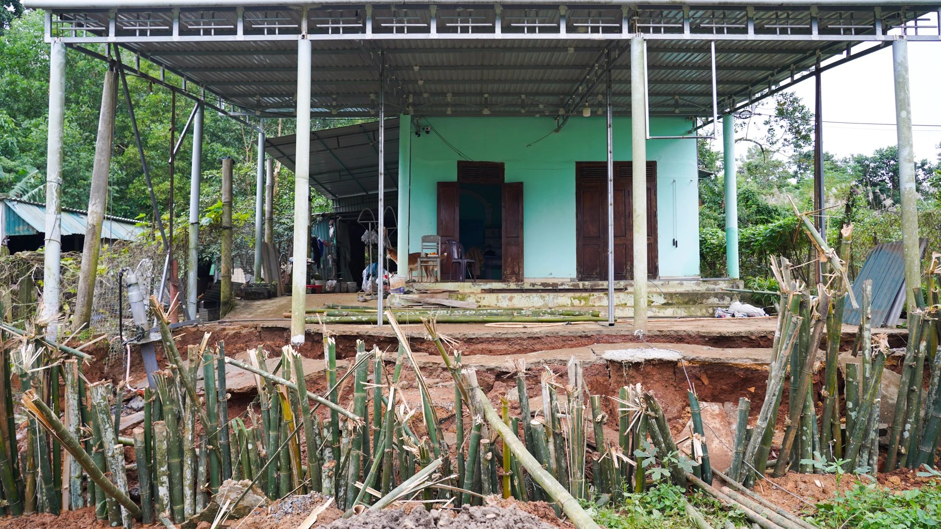 Phần sân gia đình bà Nguyễn Thị Thương bị sụt lún hoàn toàn - Ảnh: L.T