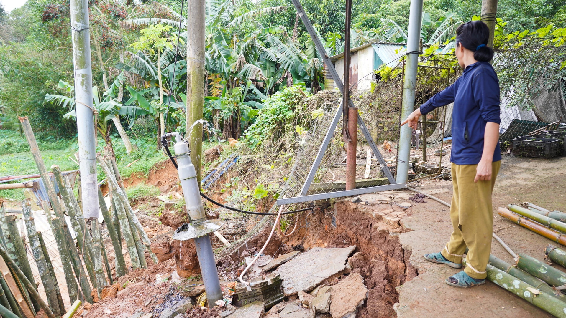 Hiện tại gia đình bà Nguyễn Thị Thương ở khối 2 phải di dời đến nơi ở tạm để đảm bảo an toàn - Ảnh: L.T
